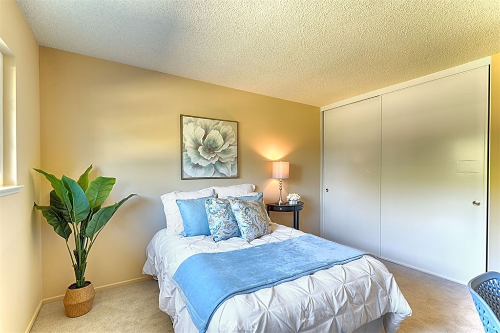 1525 E San Alano Avenue