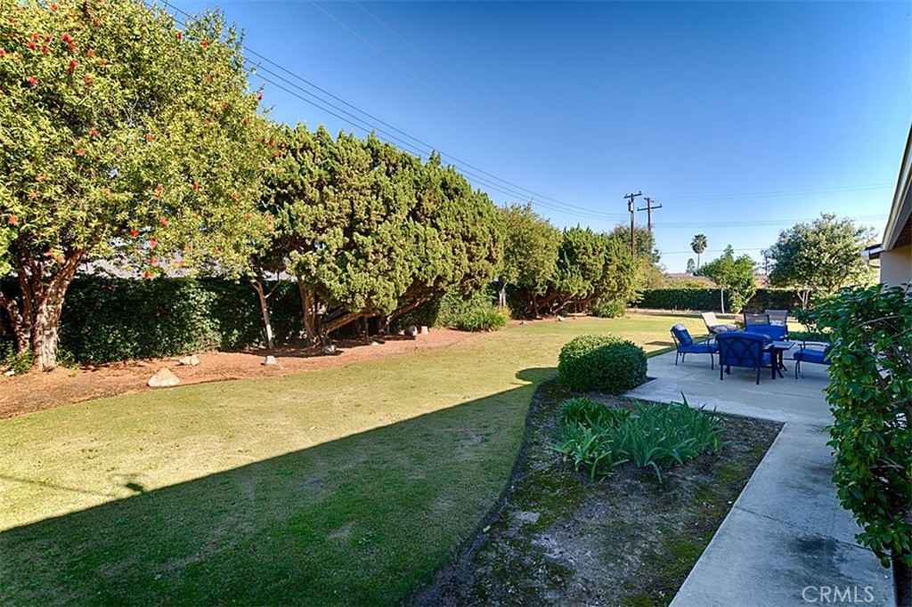 1525 E San Alano Avenue