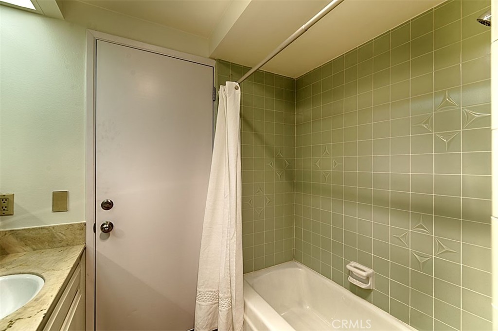 1525 E San Alano Avenue