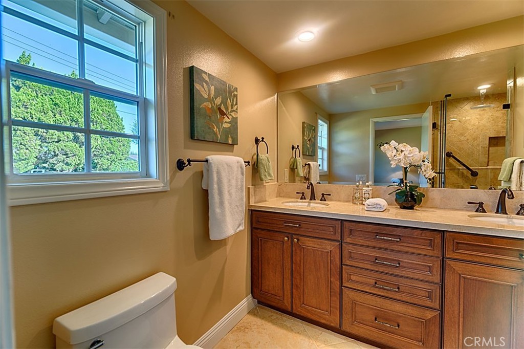 1525 E San Alano Avenue