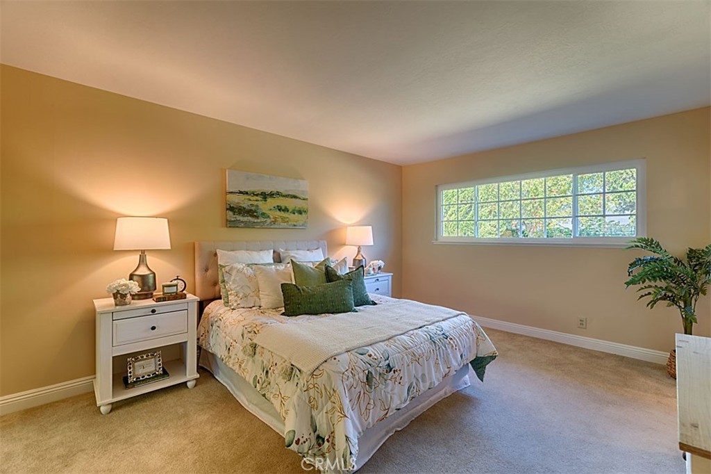 1525 E San Alano Avenue