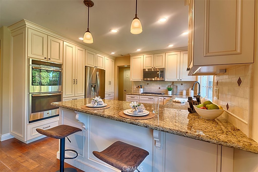 1525 E San Alano Avenue