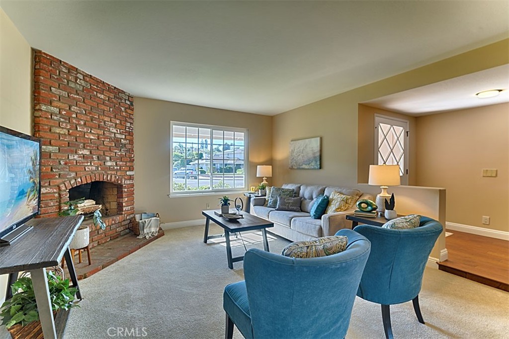 1525 E San Alano Avenue