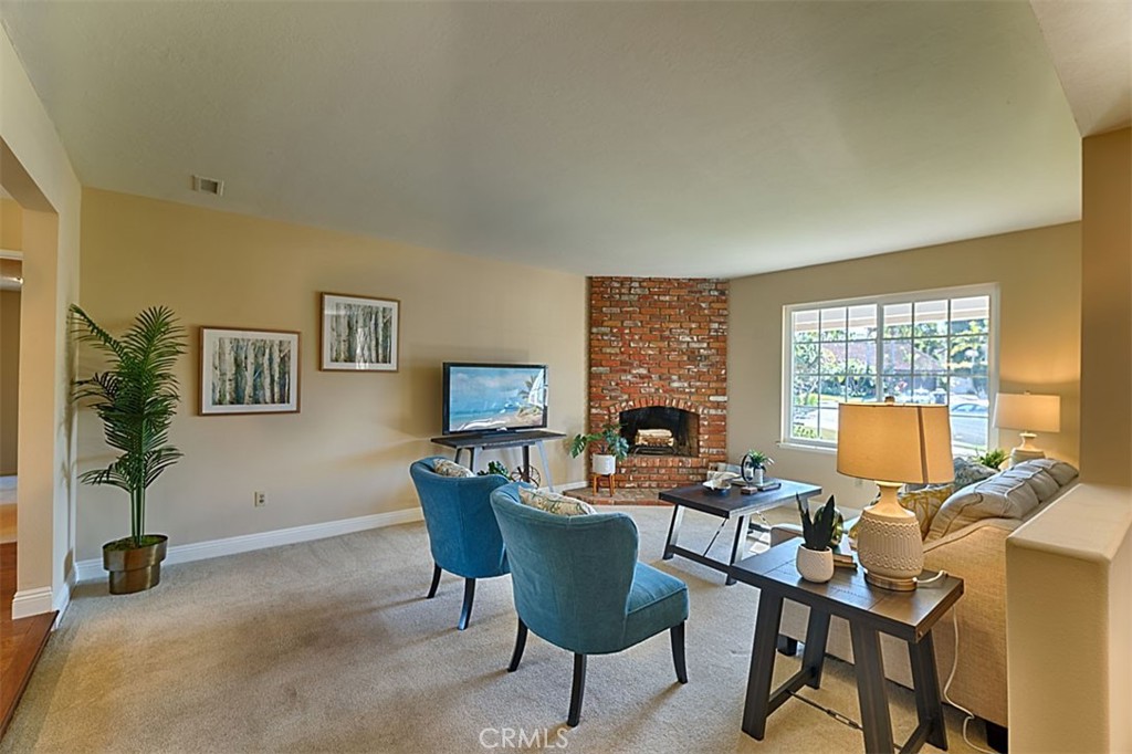 1525 E San Alano Avenue