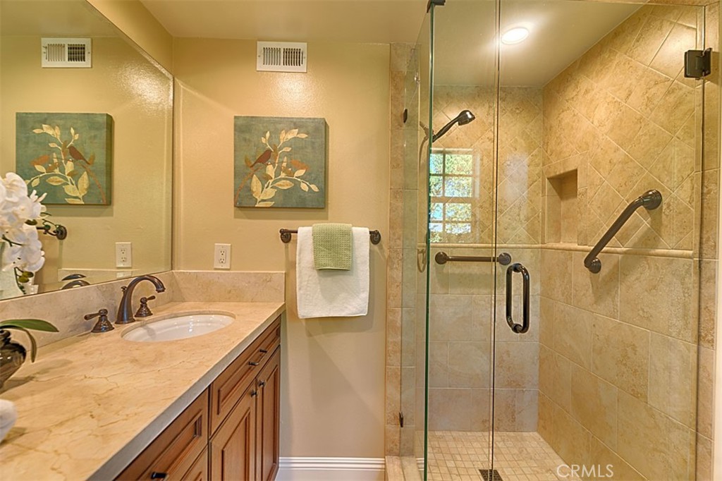 1525 E San Alano Avenue