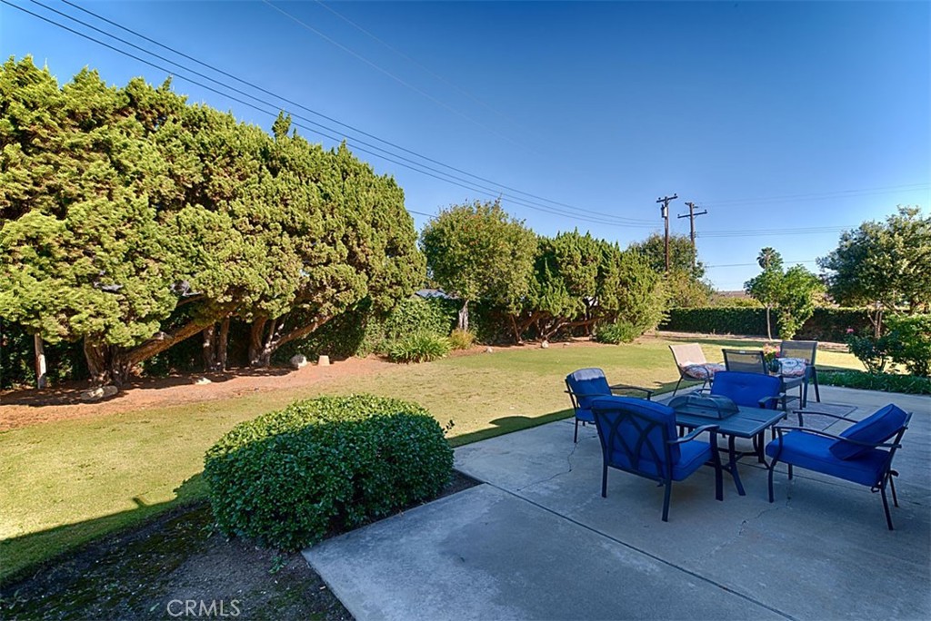 1525 E San Alano Avenue