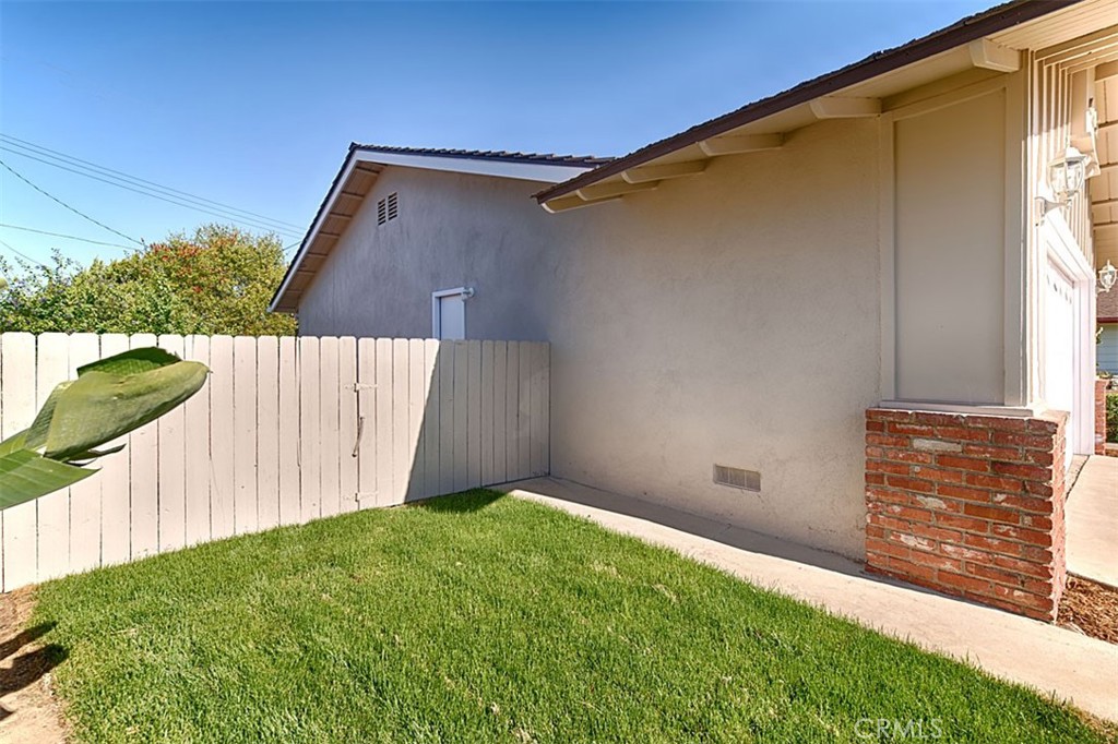 1525 E San Alano Avenue