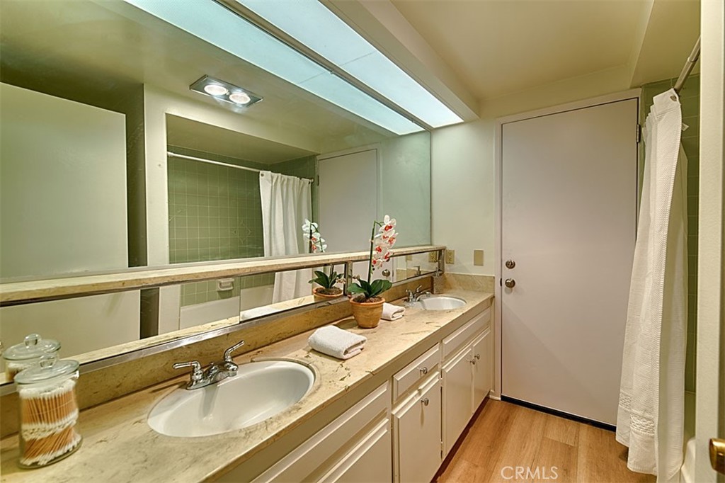 1525 E San Alano Avenue