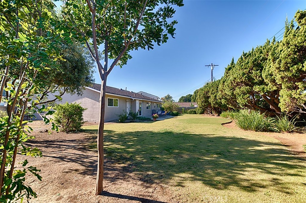 1525 E San Alano Avenue