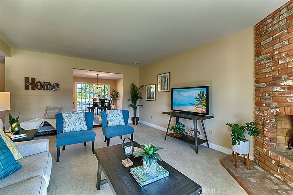 1525 E San Alano Avenue