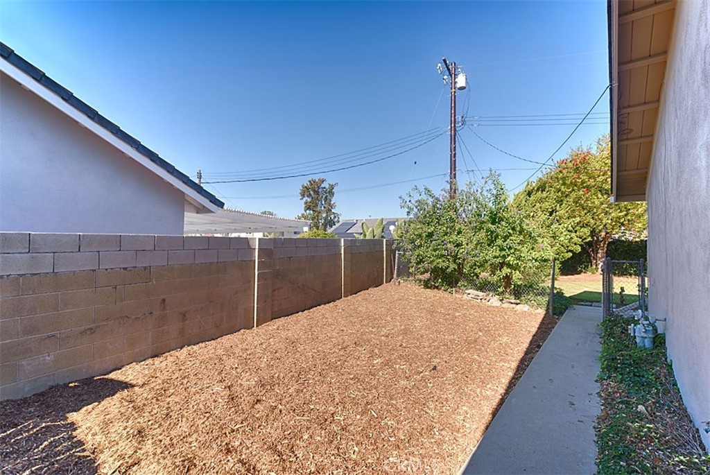 1525 E San Alano Avenue