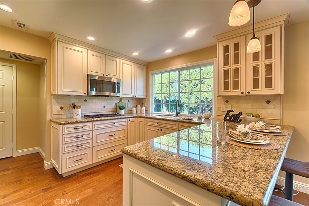 1525 E San Alano Avenue