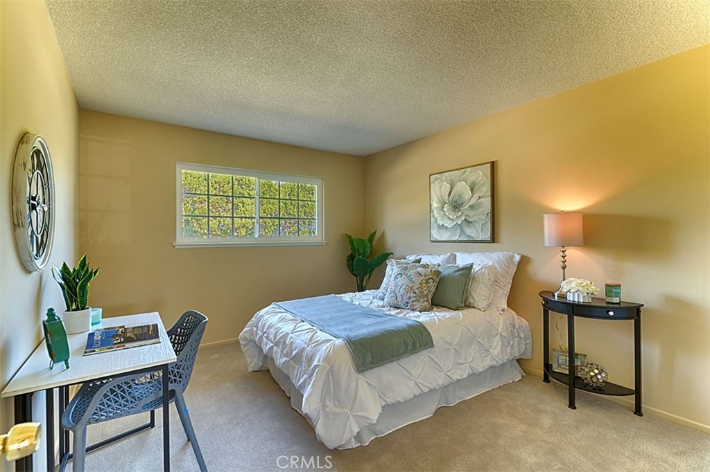 1525 E San Alano Avenue