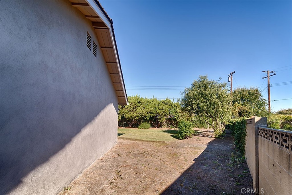 1525 E San Alano Avenue