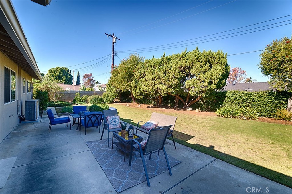 1525 E San Alano Avenue