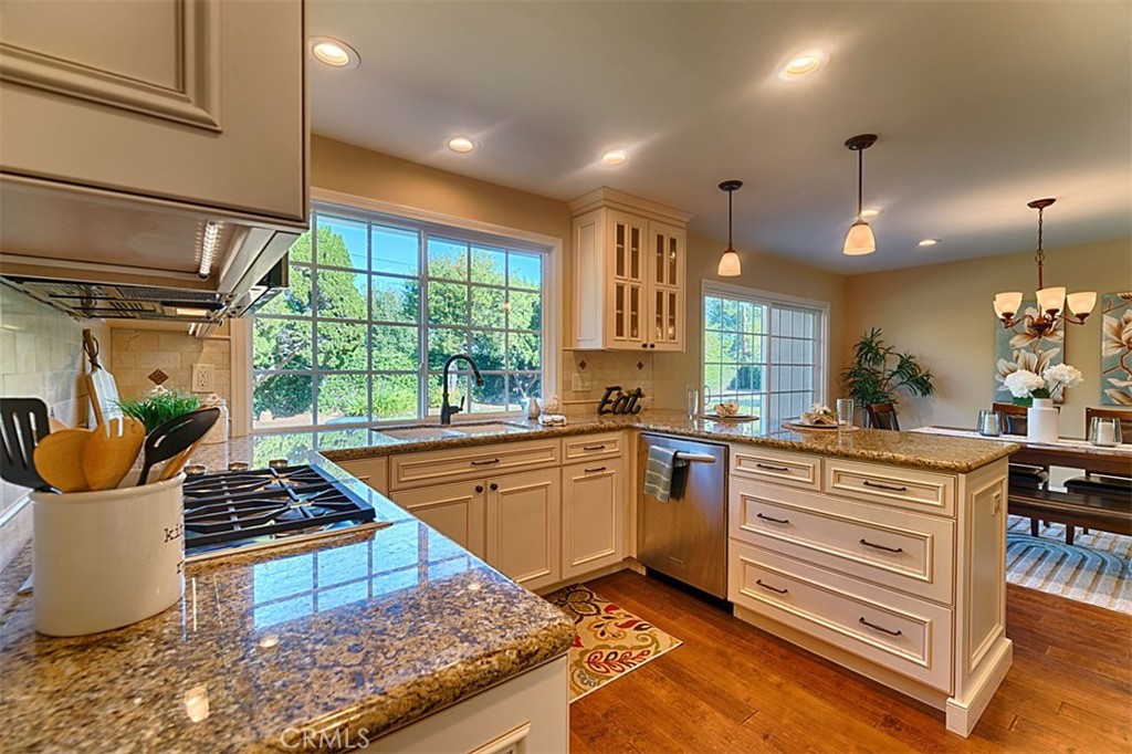 1525 E San Alano Avenue