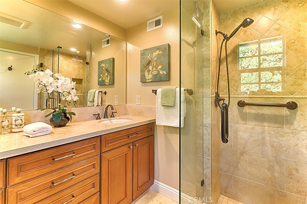 1525 E San Alano Avenue