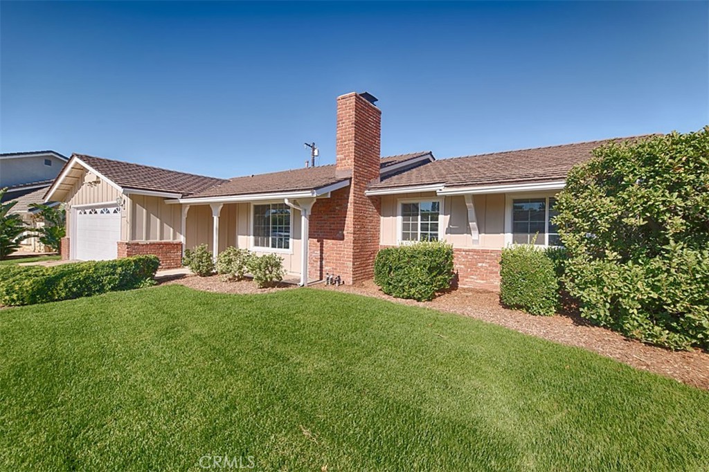 1525 E San Alano Avenue