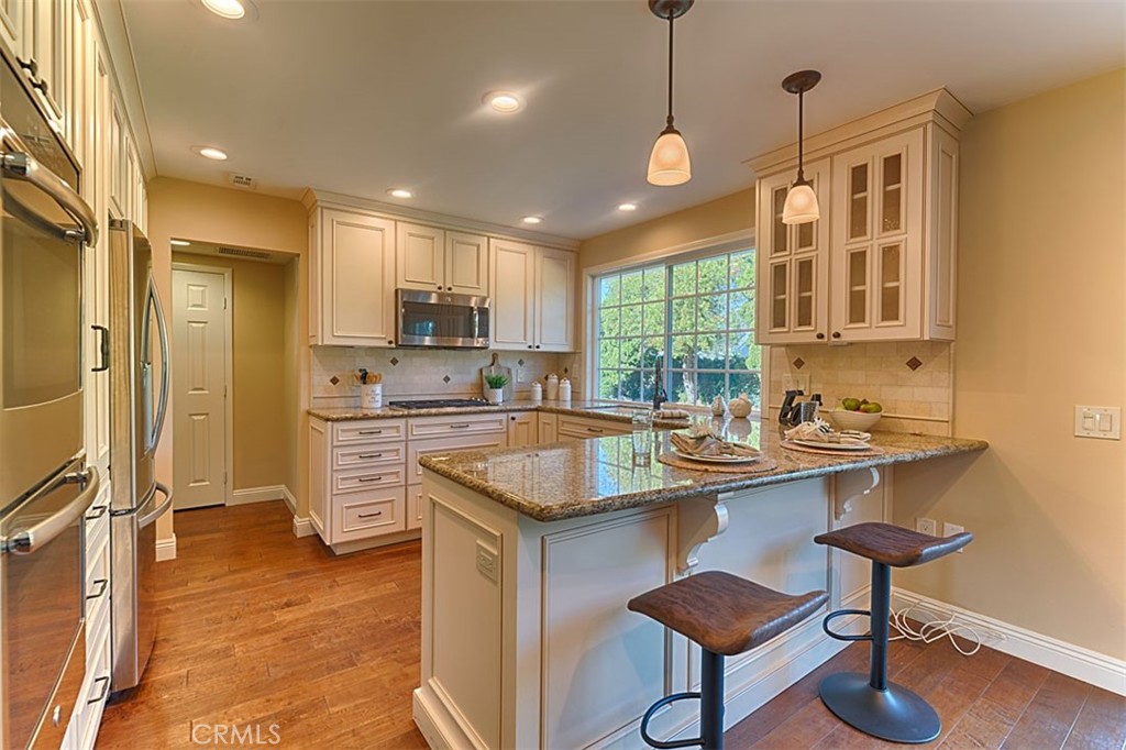 1525 E San Alano Avenue