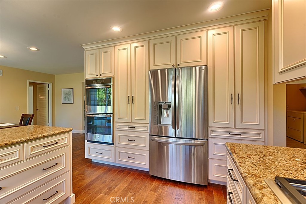 1525 E San Alano Avenue