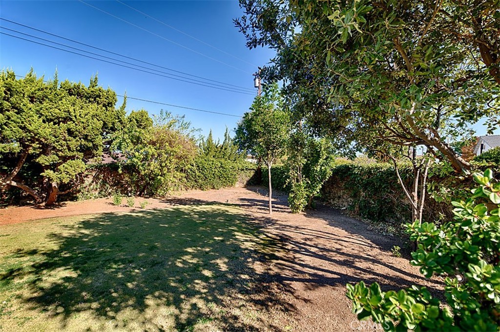 1525 E San Alano Avenue