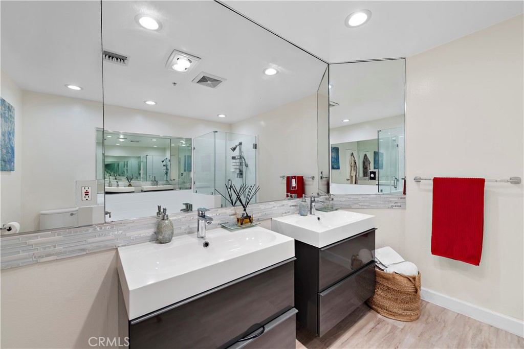 825 S Shenandoah Street 104