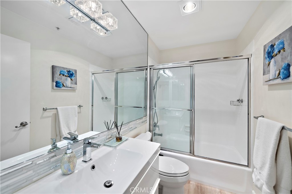 825 S Shenandoah Street 104