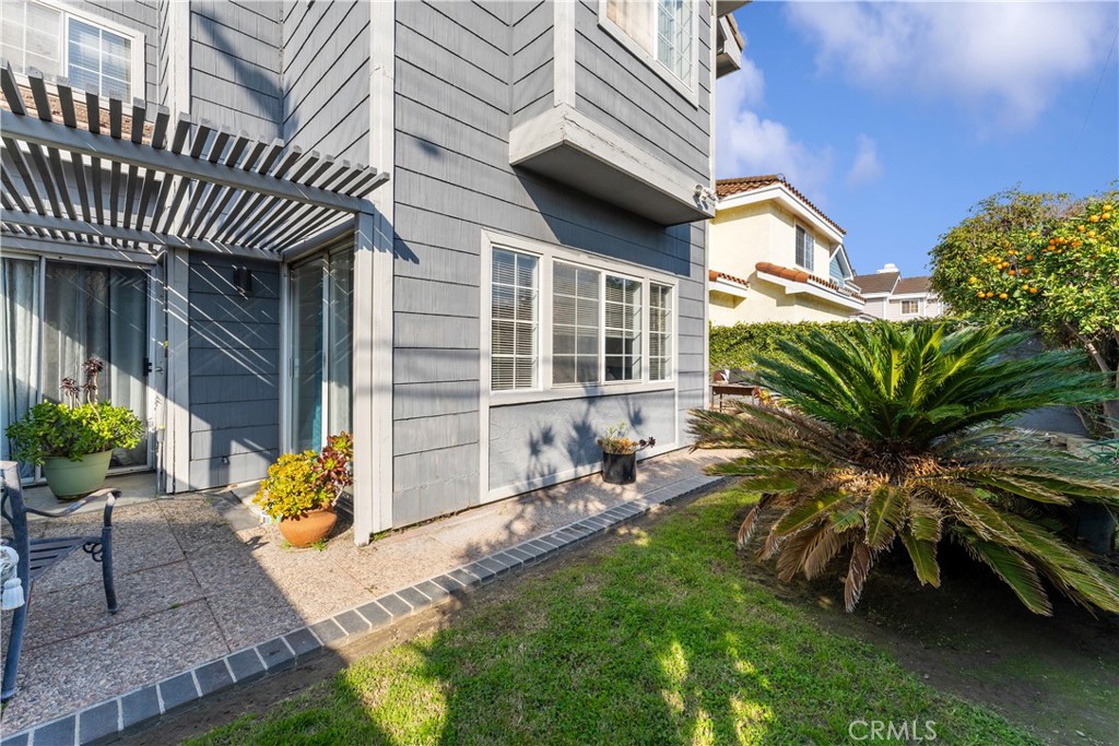 10252 Laurelwood Lane