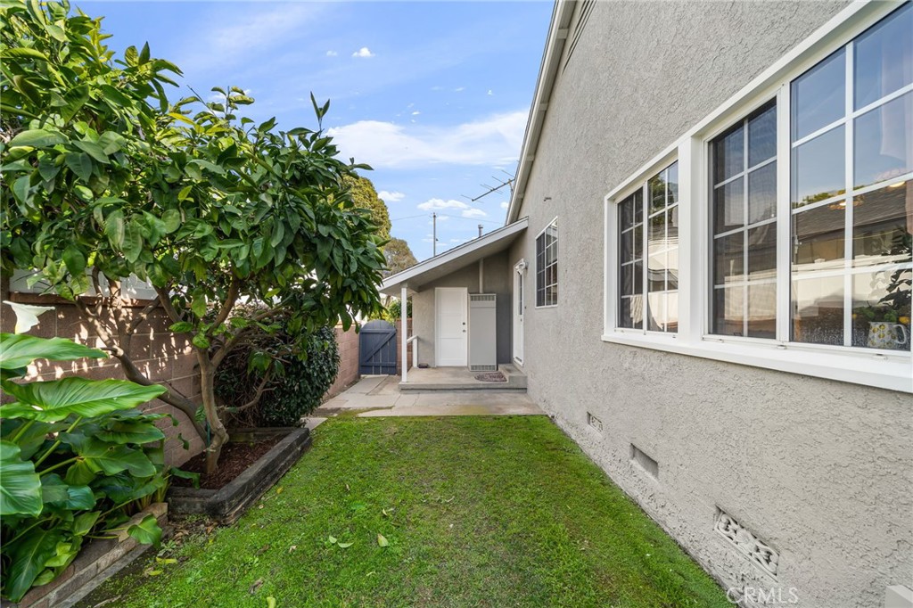 2235 Vuelta Grande Avenue