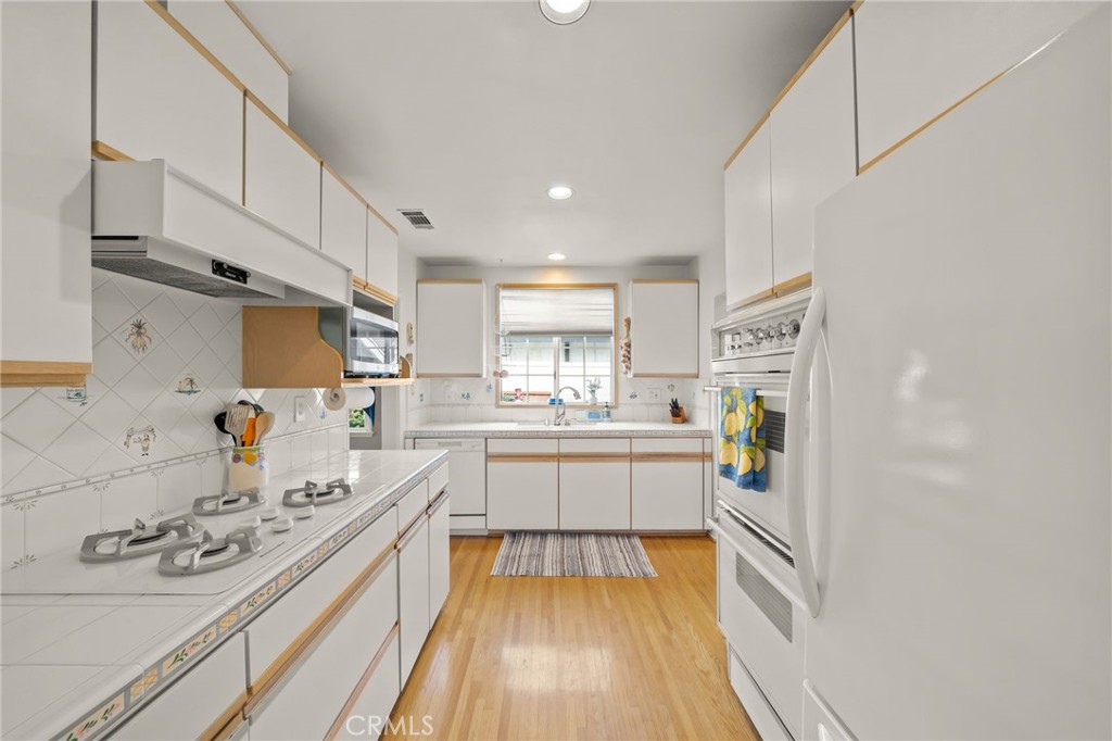 2235 Vuelta Grande Avenue