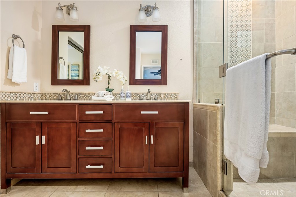 512 W Massachusetts Lane