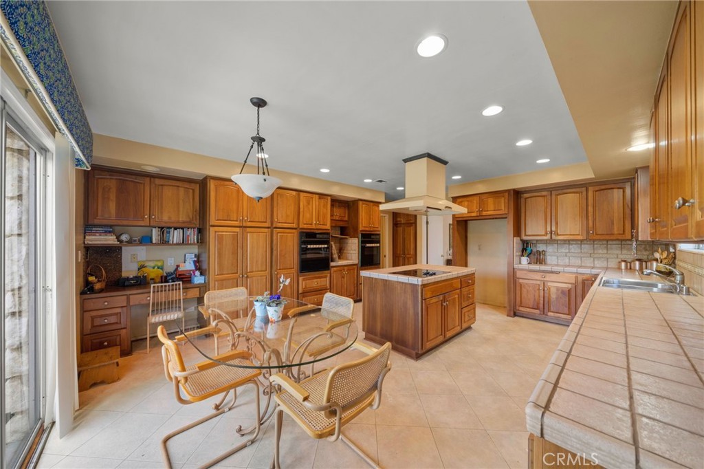 876 N Hillside Drive