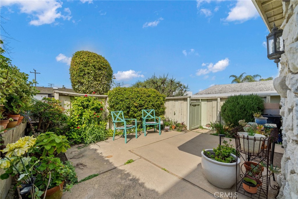 876 N Hillside Drive