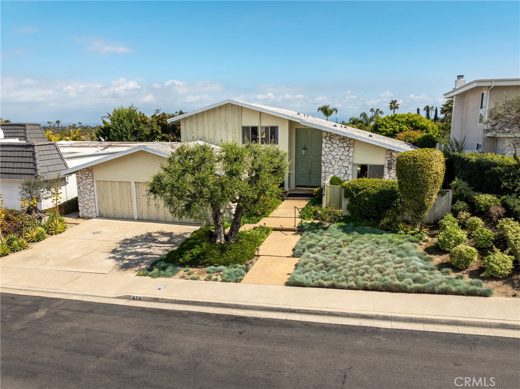 876 N Hillside Drive