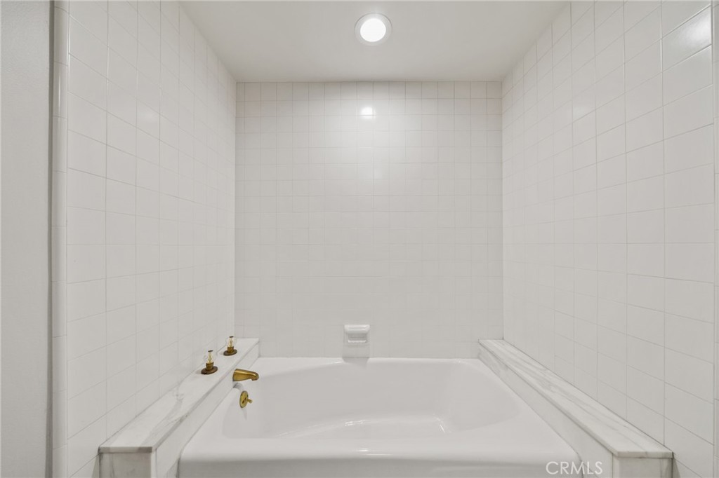 876 N Hillside Drive