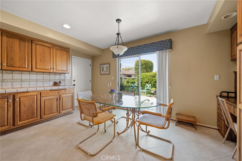 876 N Hillside Drive