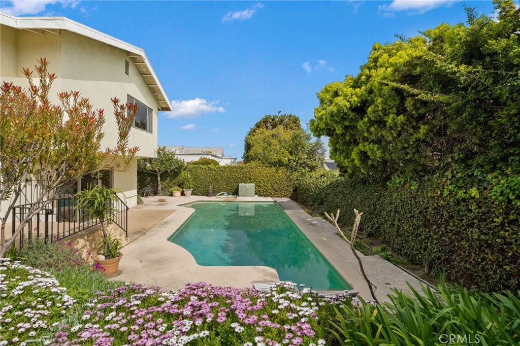 876 N Hillside Drive