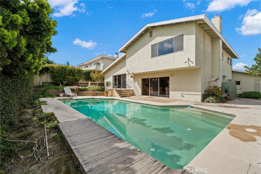 876 N Hillside Drive