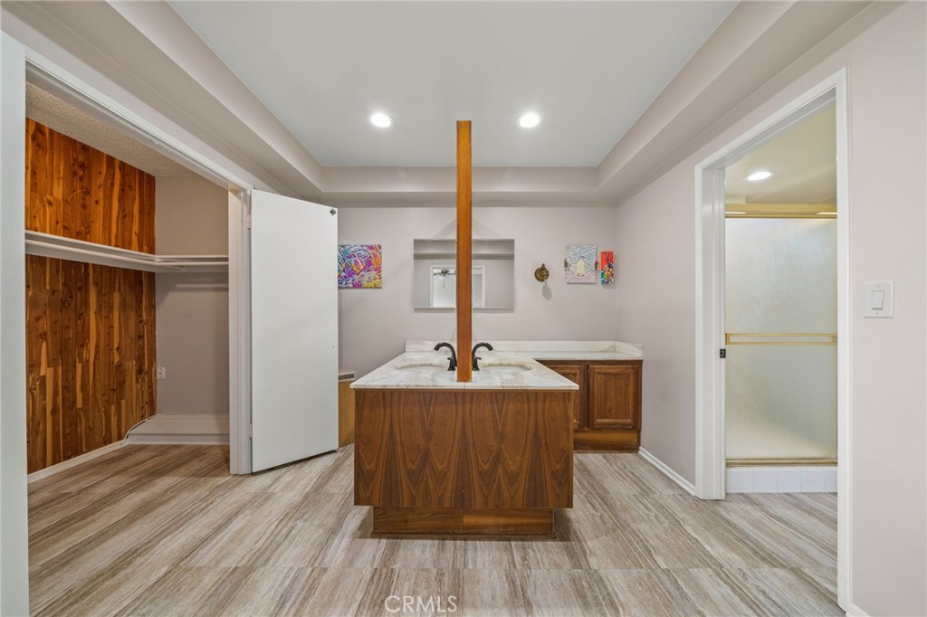 876 N Hillside Drive