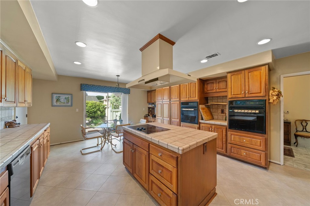 876 N Hillside Drive