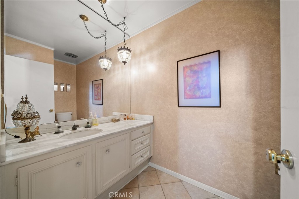 876 N Hillside Drive