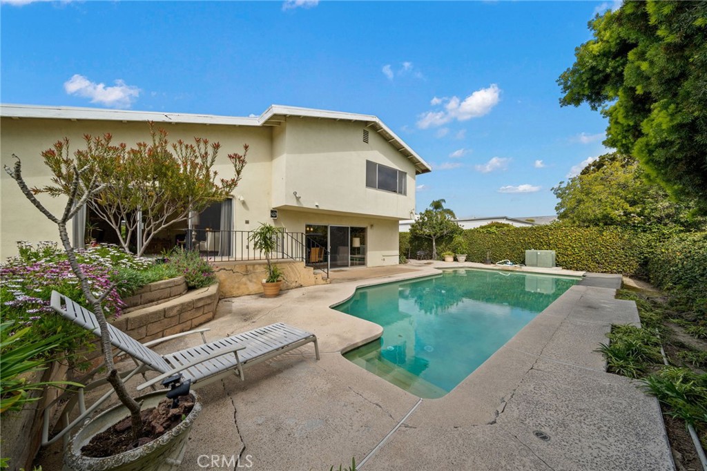 876 N Hillside Drive