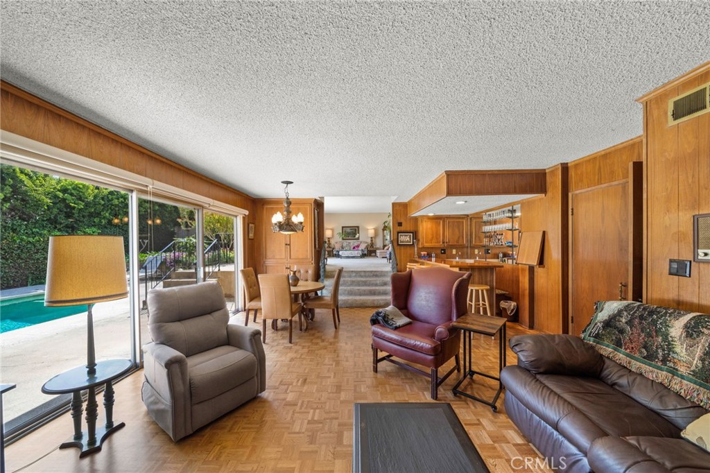 876 N Hillside Drive