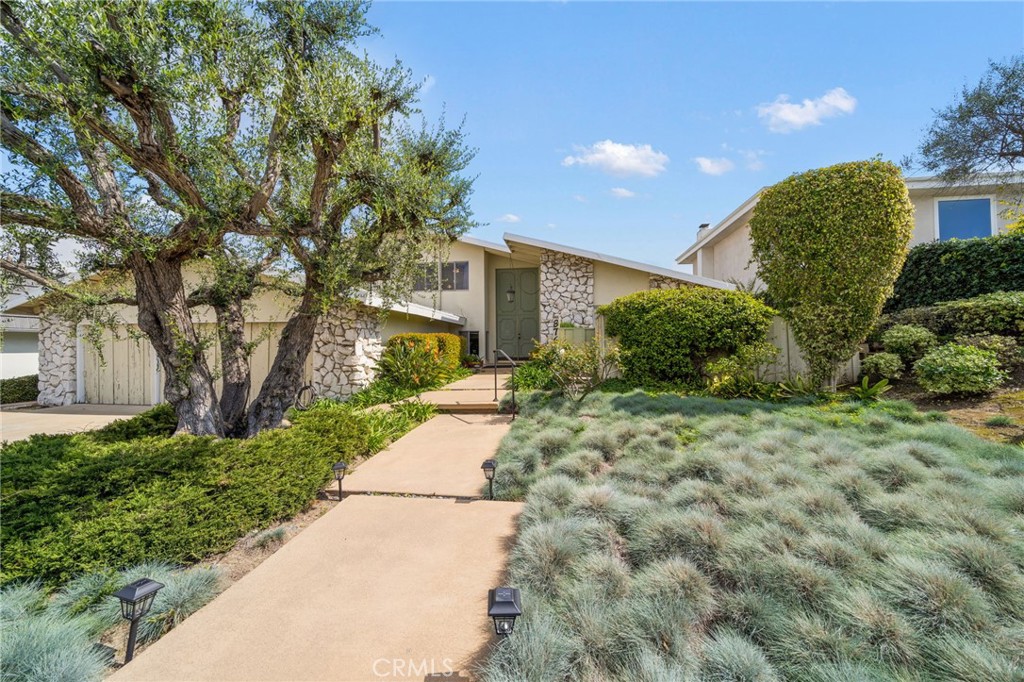 876 N Hillside Drive