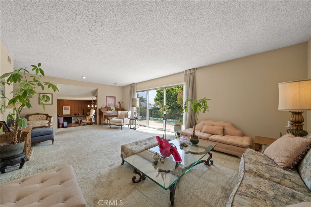 876 N Hillside Drive