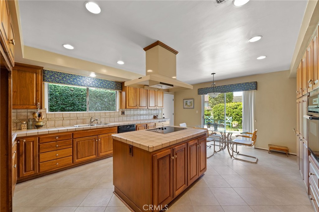 876 N Hillside Drive