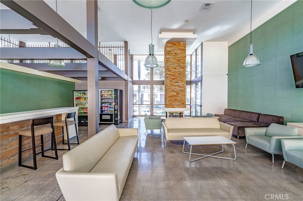 5585 E Pacific Coast 372