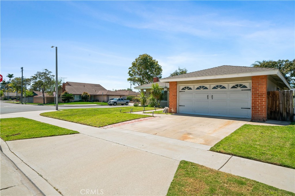 2414 N Eastwood Avenue