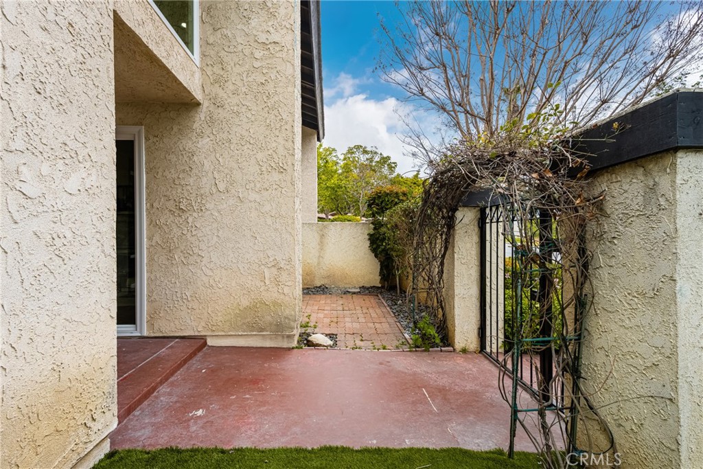 617 W Terrylynn Place