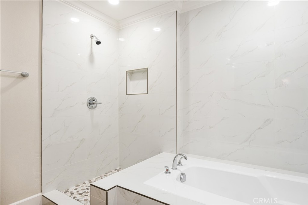 617 W Terrylynn Place